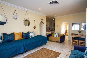 Comfort-Apartment, 1 Schlafzimmer | Wohnbereich | 32-Zoll-Plasmafernseher mit Satellitenempfang, Fernseher