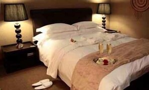 In-room safe, desk, soundproofing, WiFi - Witwater Guest House (Kempton Park)