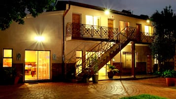 Fachada de la propiedad por la tarde o noche