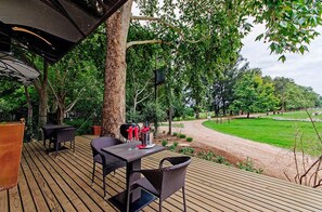 Outdoor dining - Stornoway Lodge (Muldersdrift)