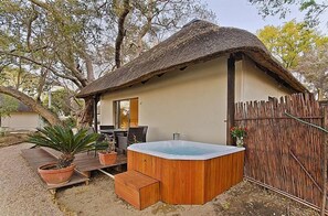 Standard Double Room | Private spa tub - Stornoway Lodge (Muldersdrift)