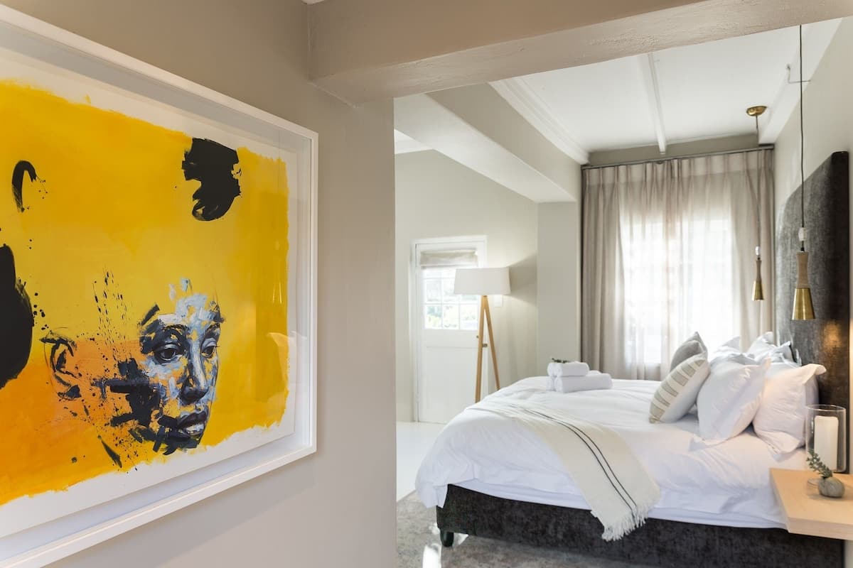 Superior King | Minibar, in-room safe, individually decorated, individually furnished
