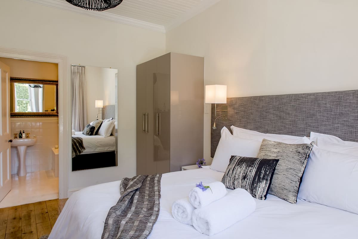 Superior King Suites | Minibar, in-room safe, individually decorated, individually furnished