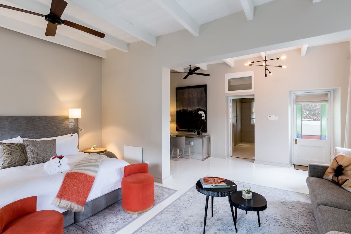 Luxury King | Minibar, in-room safe, individually decorated, individually furnished