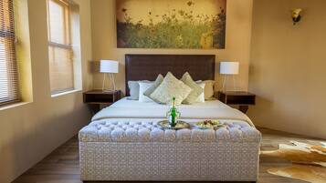 Romantic Suite | In-room safe, desk, iron/ironing board, free cots/infant beds