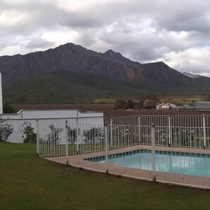 Outdoor pool, pool loungers - Leipzig Country House Winery (Worcester)