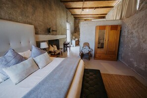 In-room safe, desk, iron/ironing board, free cribs/infant beds - Leipzig Country House Winery (Worcester)