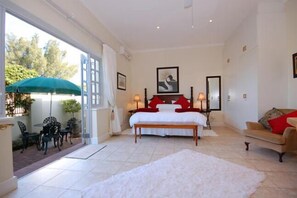 Premium bedding, in-room safe, free WiFi, bed sheets - Anchorage Guest House (Gqeberha (Port Elizabeth))