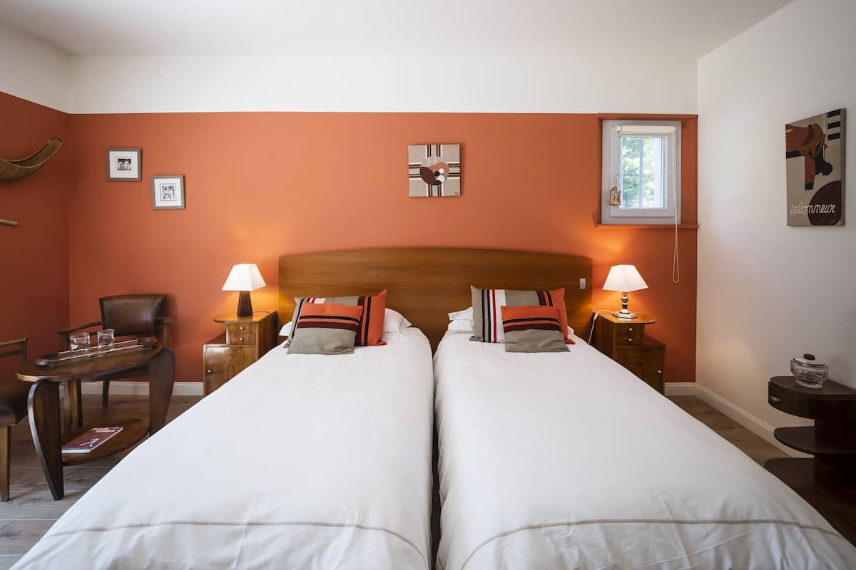 Quarto casal ou duplo conforto, 1 quarto, banheiro privativo, no piso térreo | Roupas de cama de algodão egípcio, cofres nos quartos