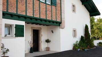 Pintu masuk hartanah