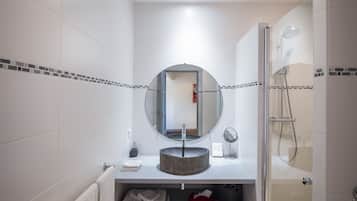 Comfort Double Room, 1 King Bed, Private Bathroom | Bathroom | Free toiletries, hair dryer, towels, soap
