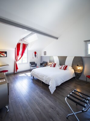 Sábanas de algodón egipcio y caja de seguridad en la habitación