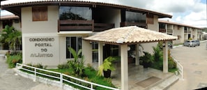 A building with a sign reading "CONDOMÍNO PORTAL DO ATLANTICO". - Portal do Atlântico (Porto Seguro)