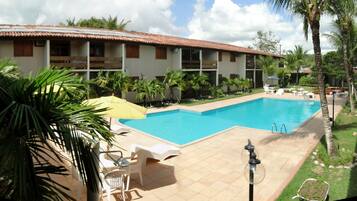 Piscina externa, guarda-sóis, espreguiçadeiras