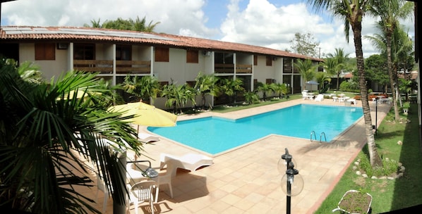 Piscina externa, guarda-sóis, espreguiçadeiras