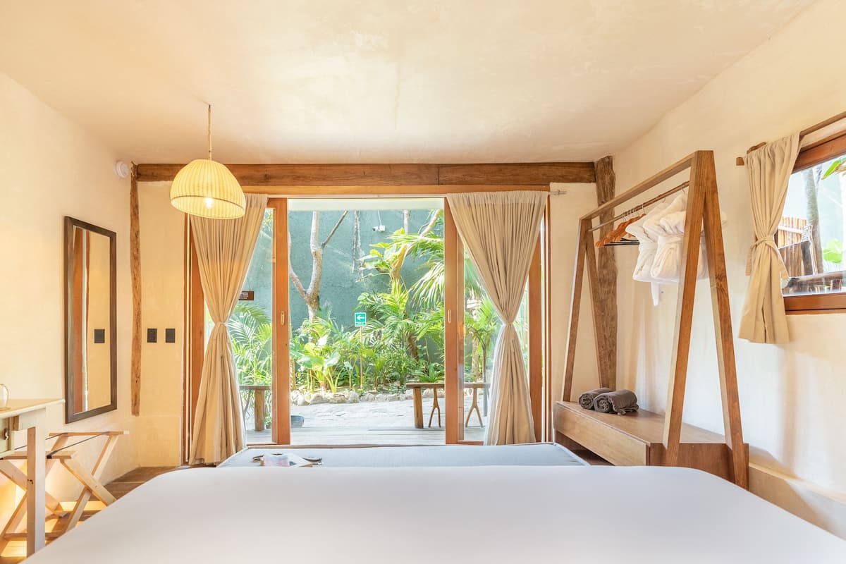 Premium bedding, in-room safe, WiFi (free), individually decorated