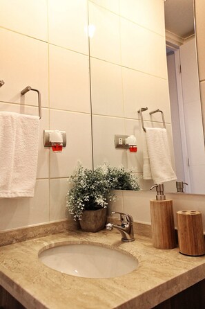 Standard Apartment, 3 Bedroom, 2 Rooms City View: departamento 1007 | Bathroom - Apartamentos San Isidro (Santiago)