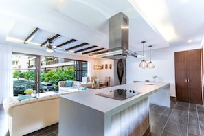 Apartamento de lujo, 3 habitaciones, cocina, vistas a la piscina | Vistas desde la habitación