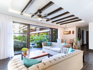 Apartamento de lujo, 3 habitaciones, cocina, vistas a la piscina | Sala de estar | Una televisión LED