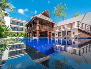 Una piscina al aire libre