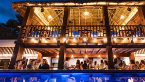 Bar en bord de piscine