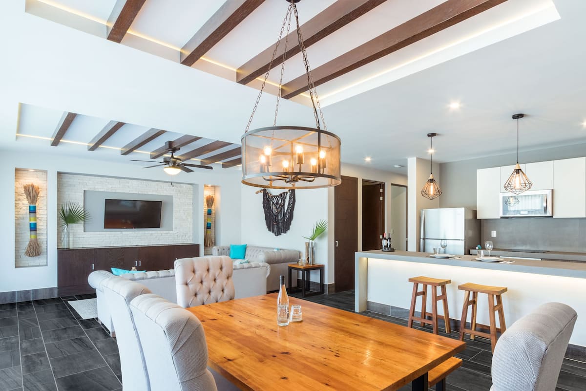 Luxury Suite, 1 Bedroom, Kitchen, Pool View | Living area