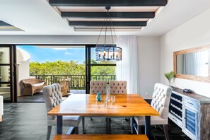 Ático Deluxe, 2 habitaciones, piscina privada, vistas a la piscina | Servicio de comidas en la habitación