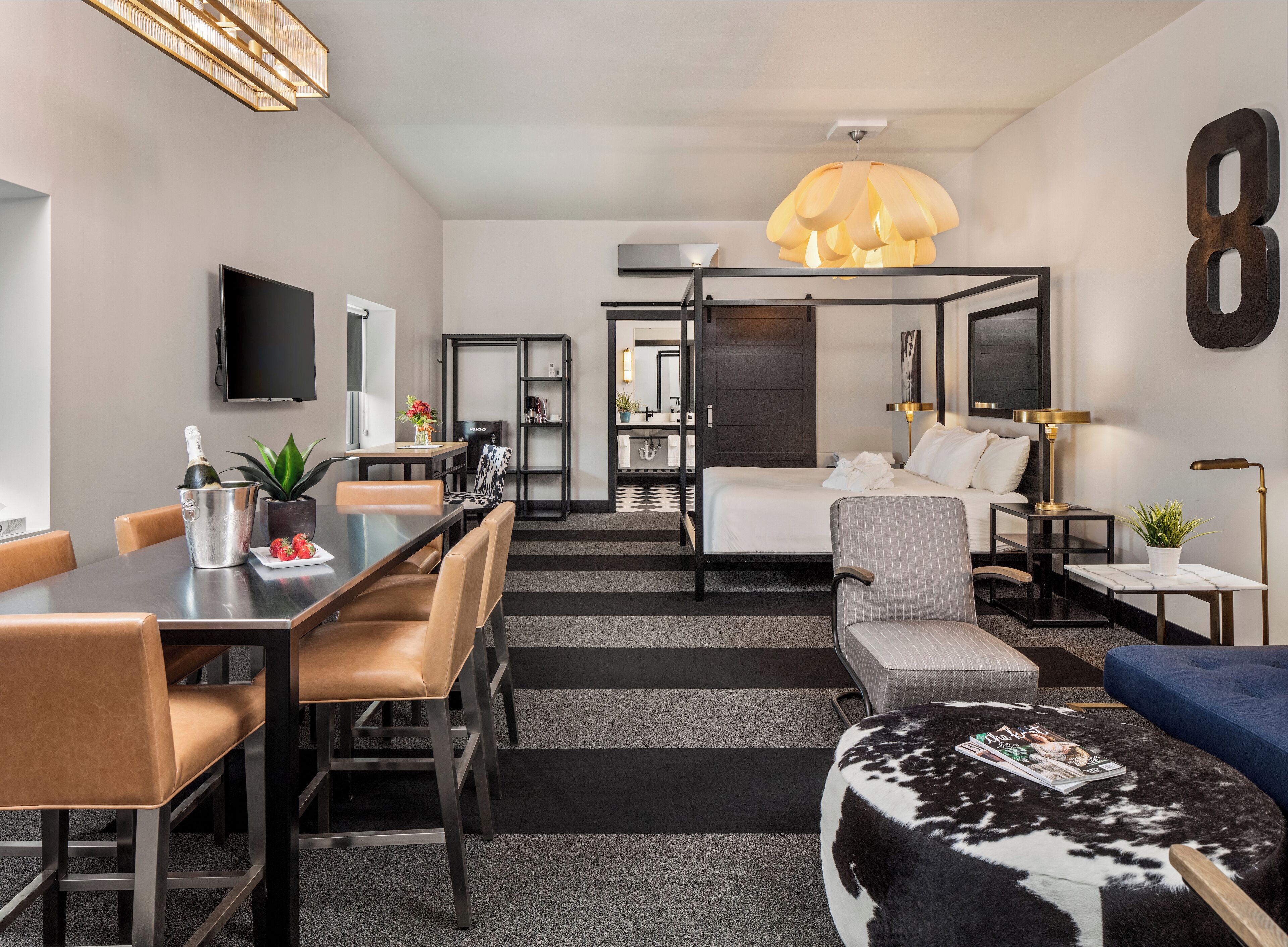 Standard Room, 1 King Bed, Non Smoking | Egyptian cotton sheets, premium bedding, pillowtop beds, minibar