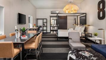 Standard Room, 1 King Bed, Non Smoking | Egyptian cotton sheets, premium bedding, pillowtop beds, minibar