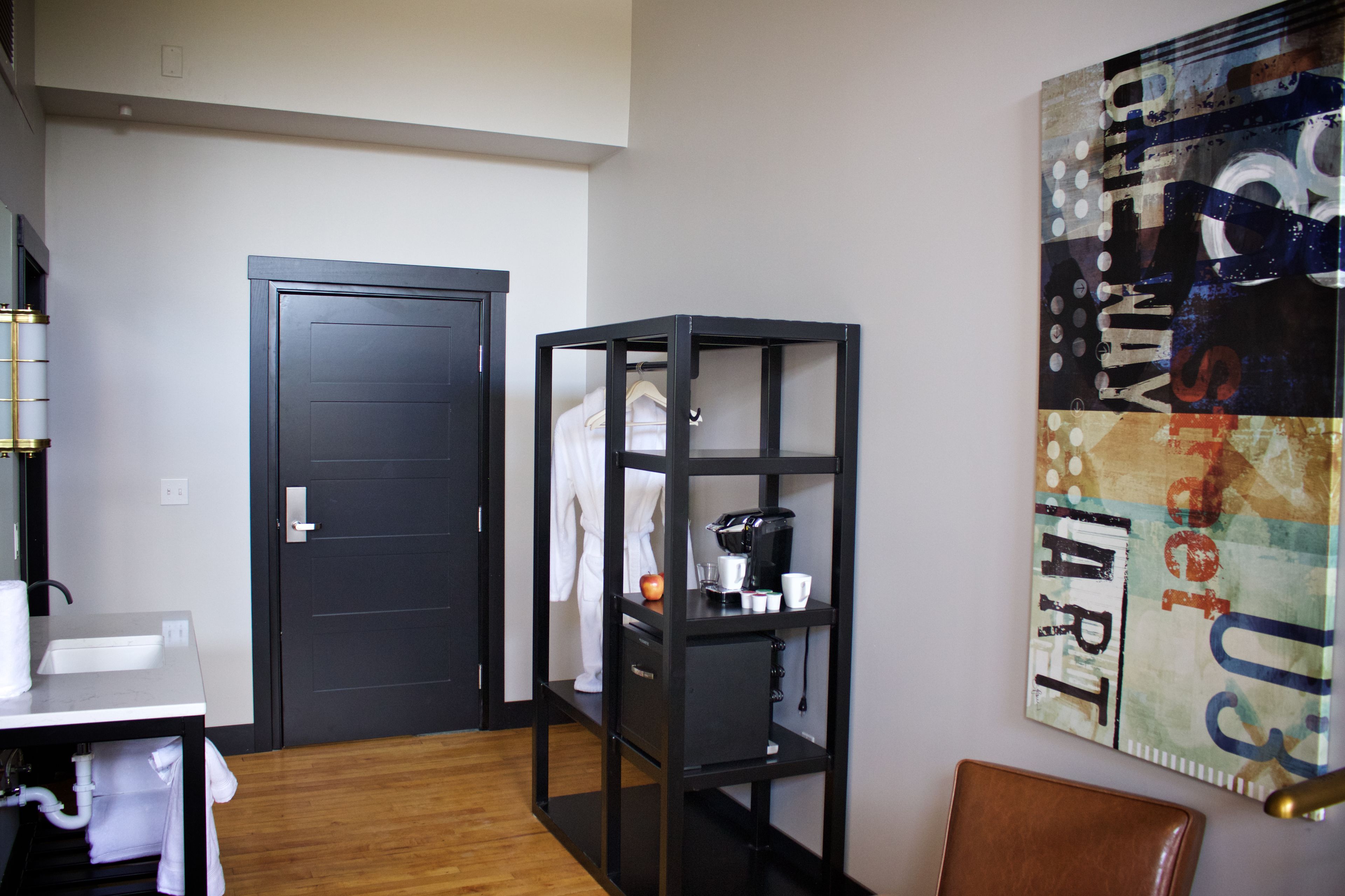 room, 1 queen bed | coffee and/or coffee maker