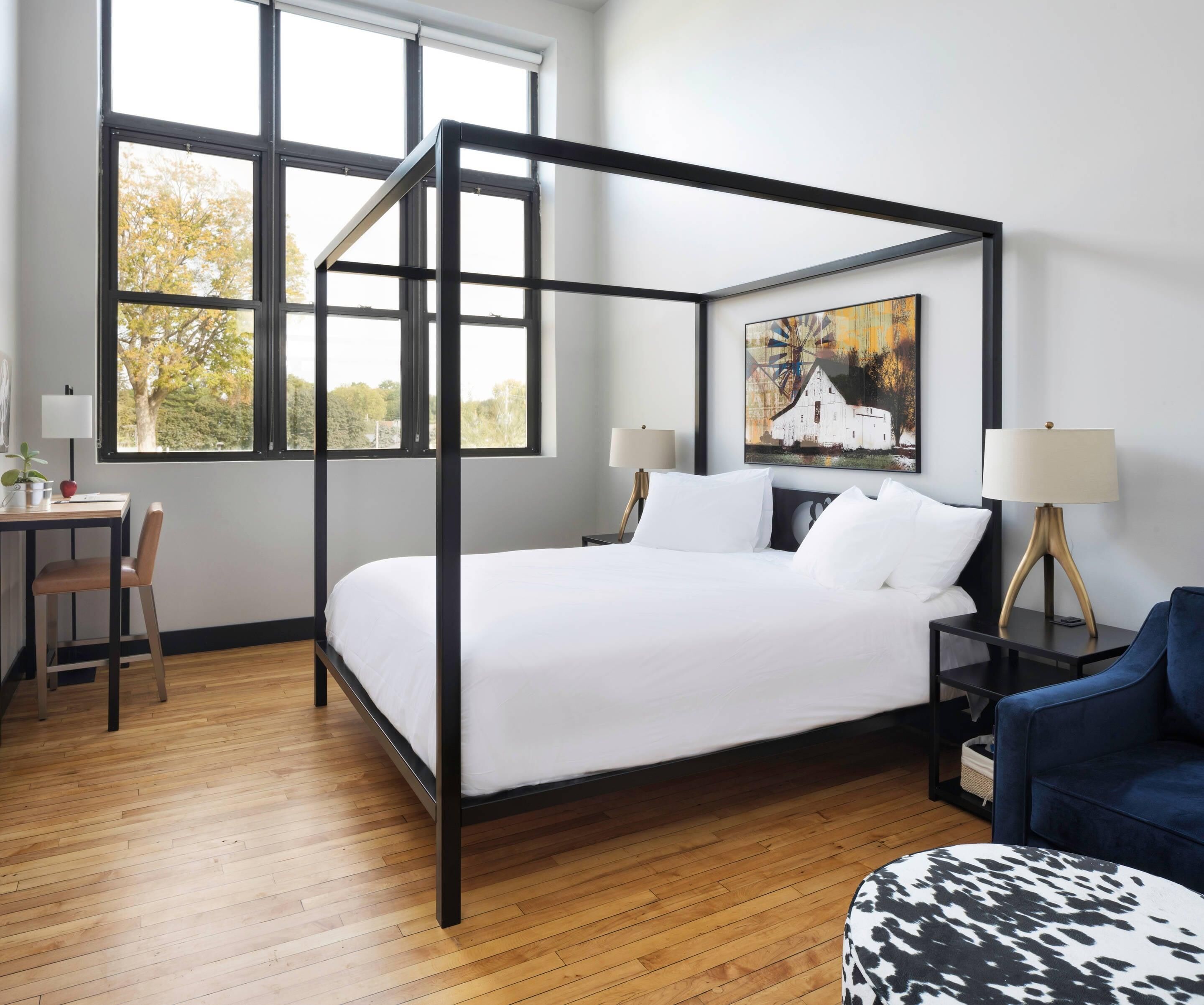 Standard Room, 1 King Bed, Non Smoking | Egyptian cotton sheets, premium bedding, pillowtop beds, minibar