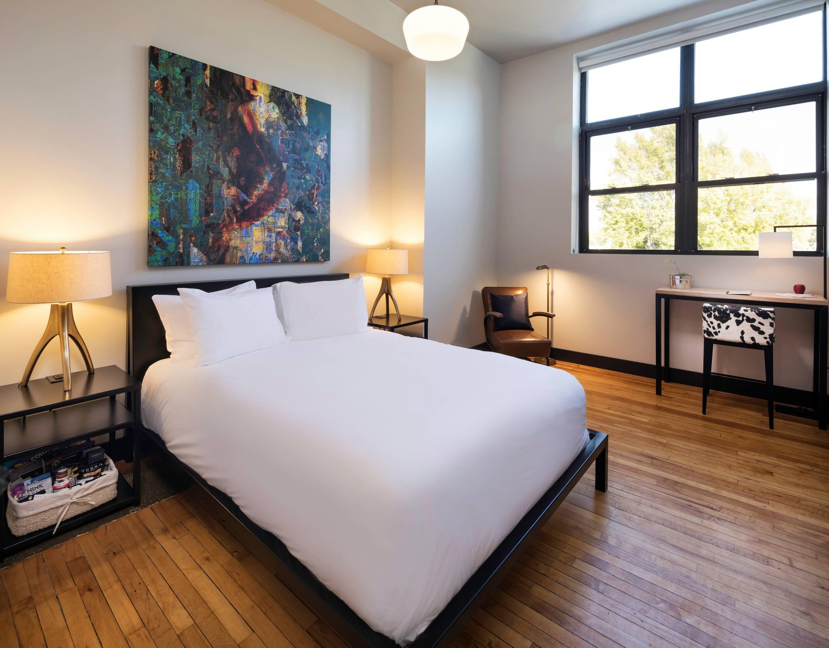 Standard Room, 1 Queen Bed, Non Smoking | Egyptian cotton sheets, premium bedding, pillowtop beds, minibar