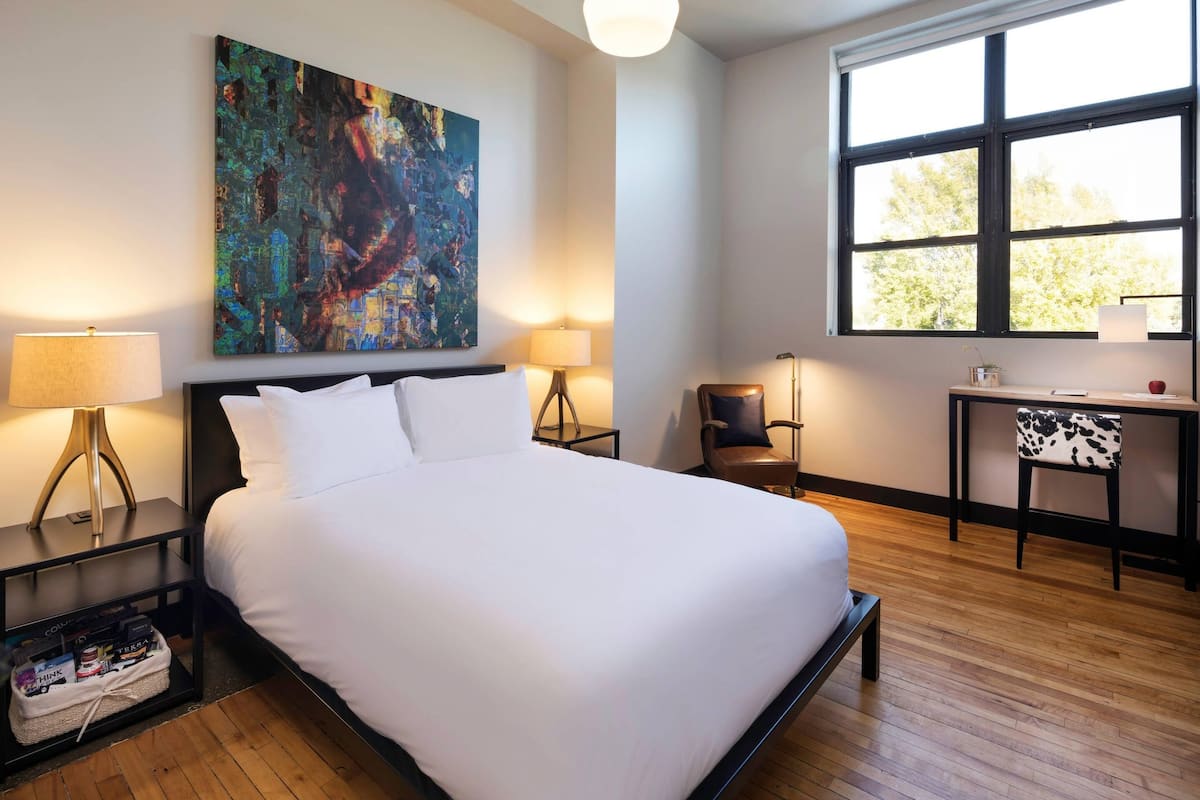 Standard Room, 1 Queen Bed, Non Smoking | Premium bedding, pillowtop beds, minibar, desk