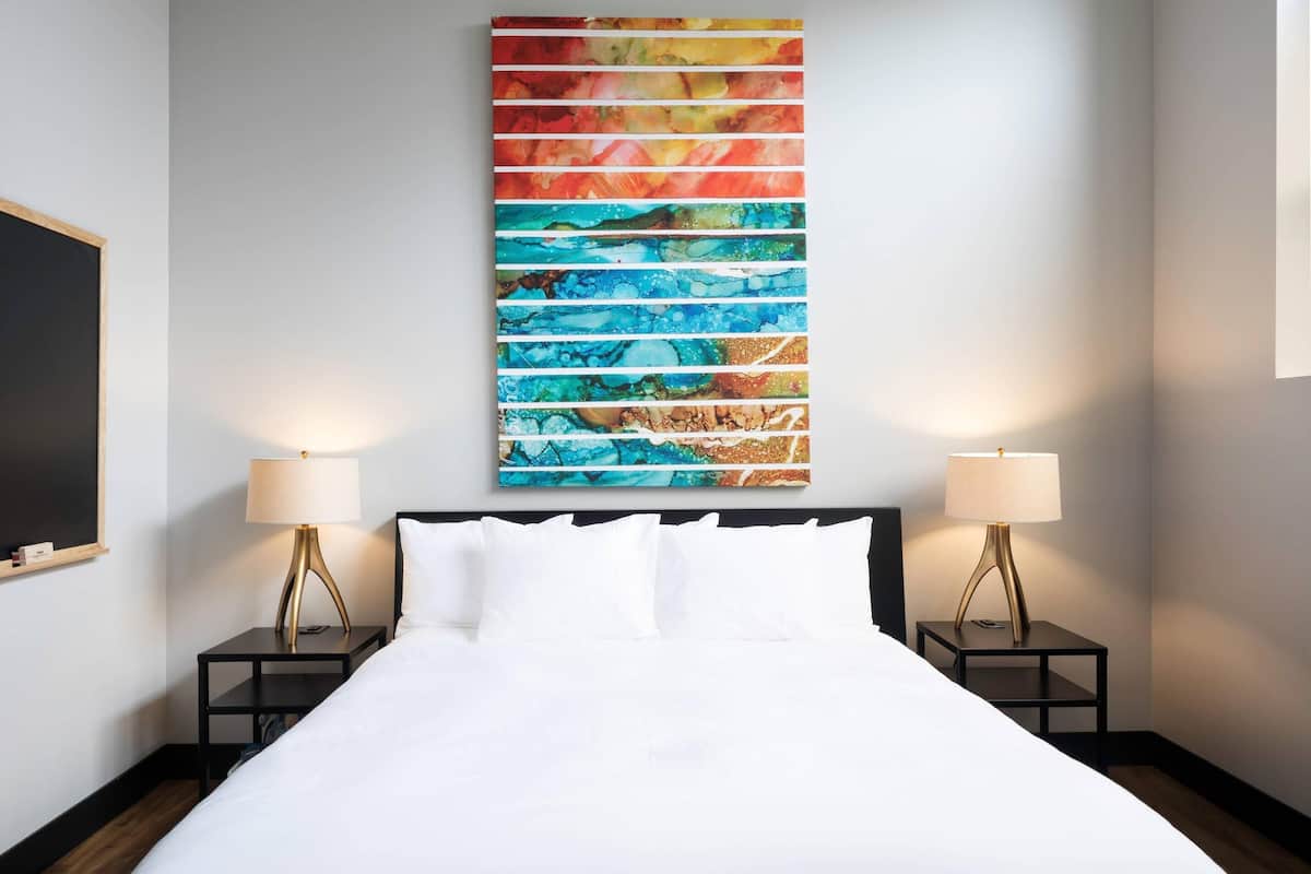 Standard Room, 1 King Bed, Non Smoking | Premium bedding, pillowtop beds, minibar, desk