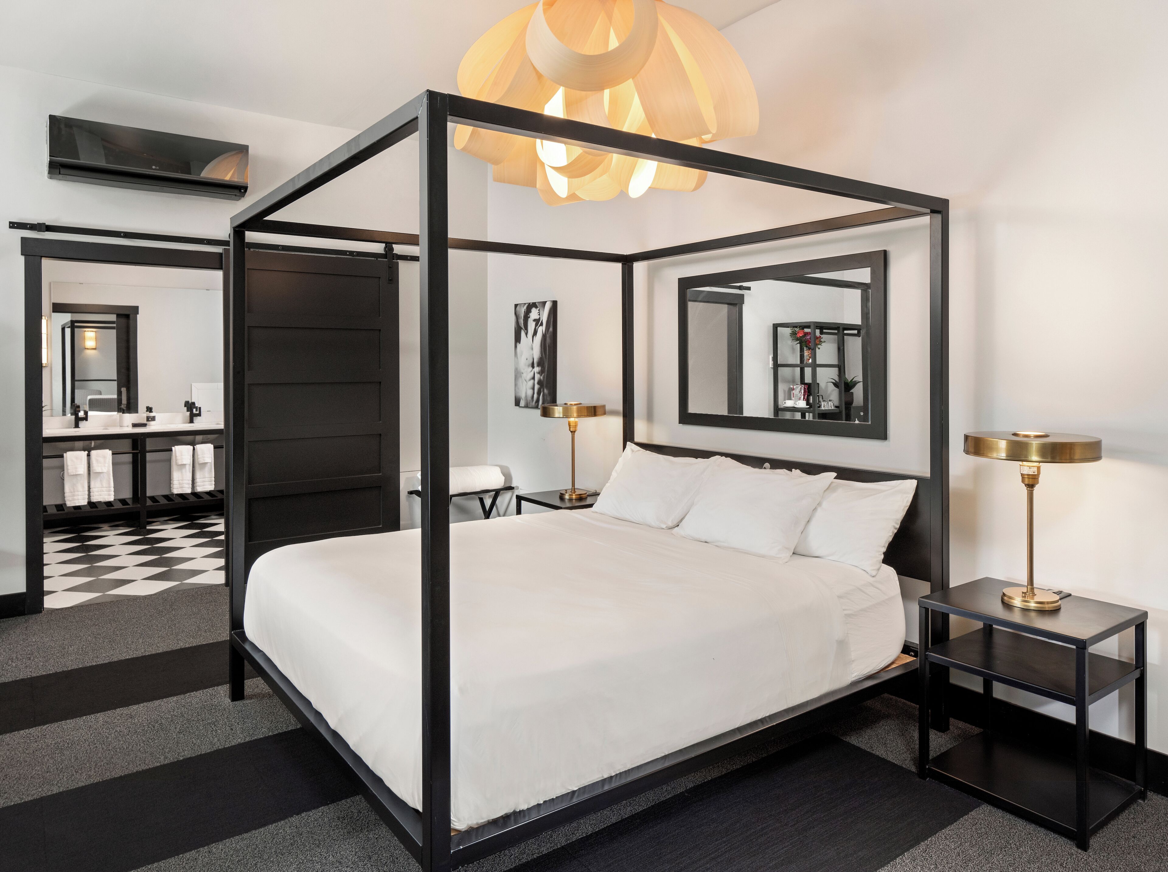 Standard Room, 1 King Bed, Non Smoking | Egyptian cotton sheets, premium bedding, pillowtop beds, minibar