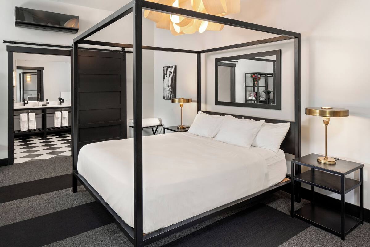 Standard Room, 1 King Bed, Non Smoking | Premium bedding, pillowtop beds, minibar, desk
