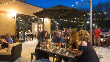 Overnatningsstedets facade – aften/nat