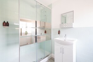 Classic Double Room, Ensuite | Bathroom - Crab and Lobster Inn (Bembridge)