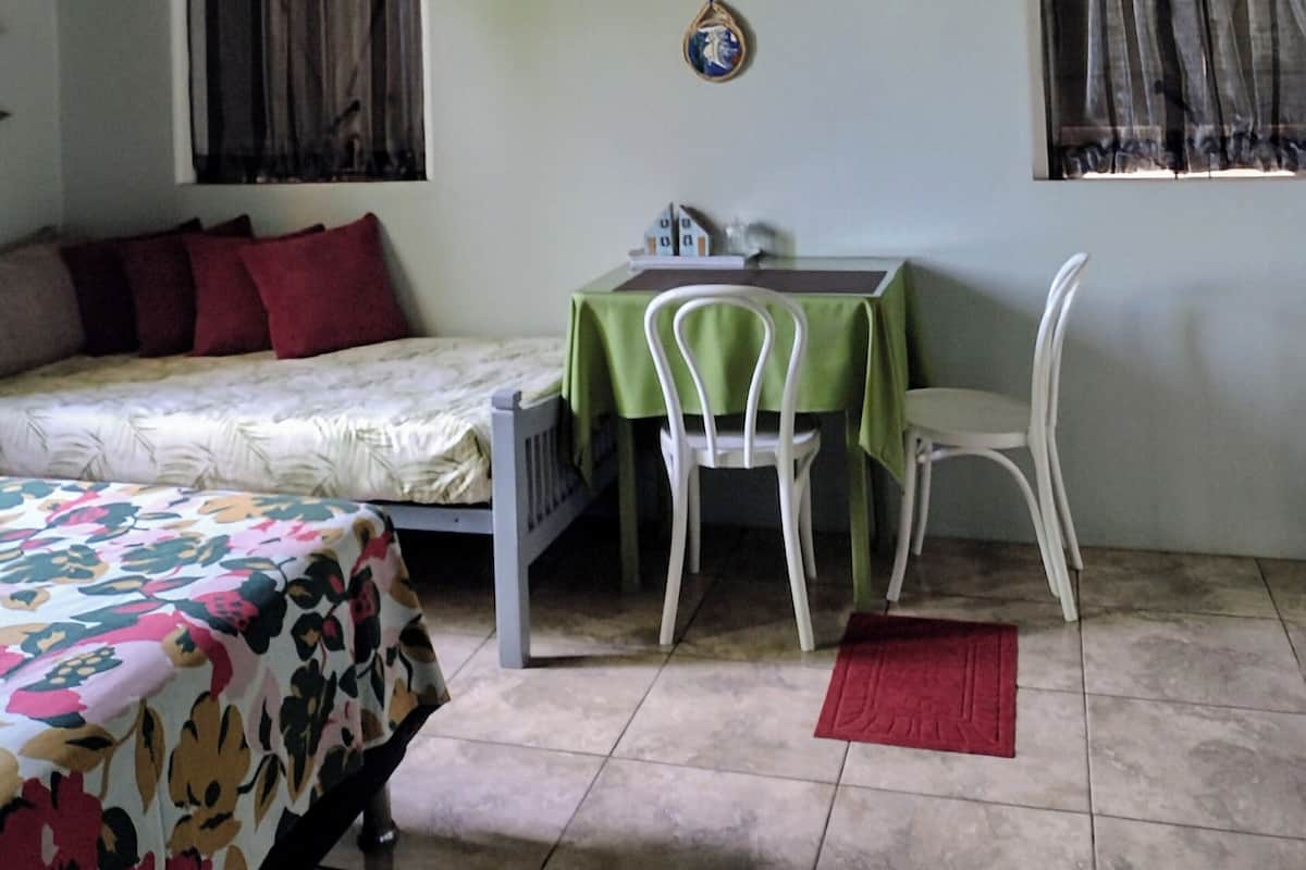 Doppia Basic, 1 letto queen, non fumatori, vista giardino | 1 camera, lenzuola