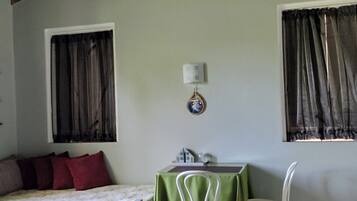 Eenvoudige tweepersoonskamer, 1 queensize bed, niet-roken, uitzicht op tuin | 1 slaapkamer, beddengoed