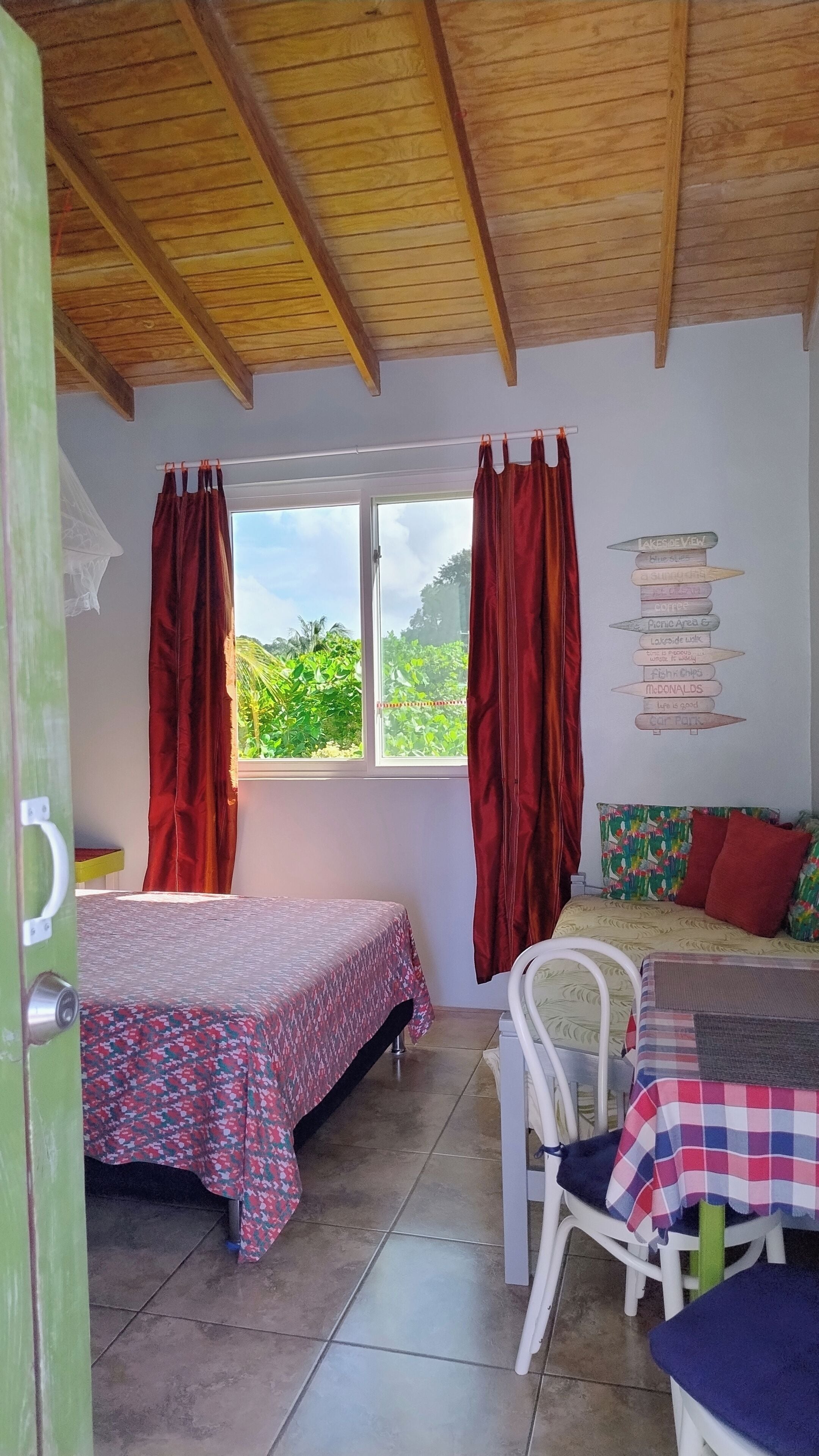 Habitación básica doble, 1 cama de matrimonio, no fumadores, vistas al jardín | Ropa de cama