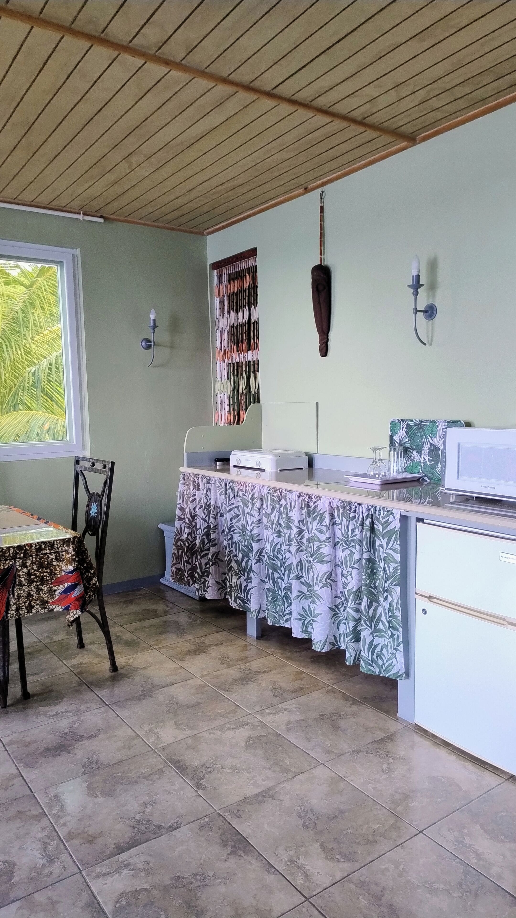 Comfort Suite, 1 Bedroom, Ocean View | Private kitchenette | Fridge, microwave, electric kettle, toaster