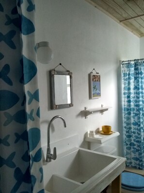 Habitación básica doble, 1 cama de matrimonio, no fumadores, vistas al jardín | Baño | Ducha, toallas y jabón