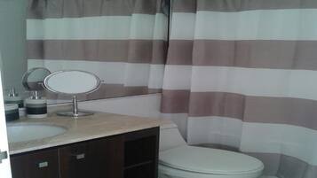 Family Apartment, 2 Bedrooms, Balcony, Ocean View | Bathroom | Combined shower/tub, towels