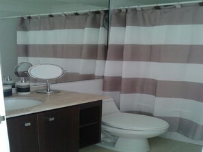 Appartement Familial, 2 chambres, balcon, vue océan | Salle de bain | Ensemble douche/baignoire, serviettes fournies