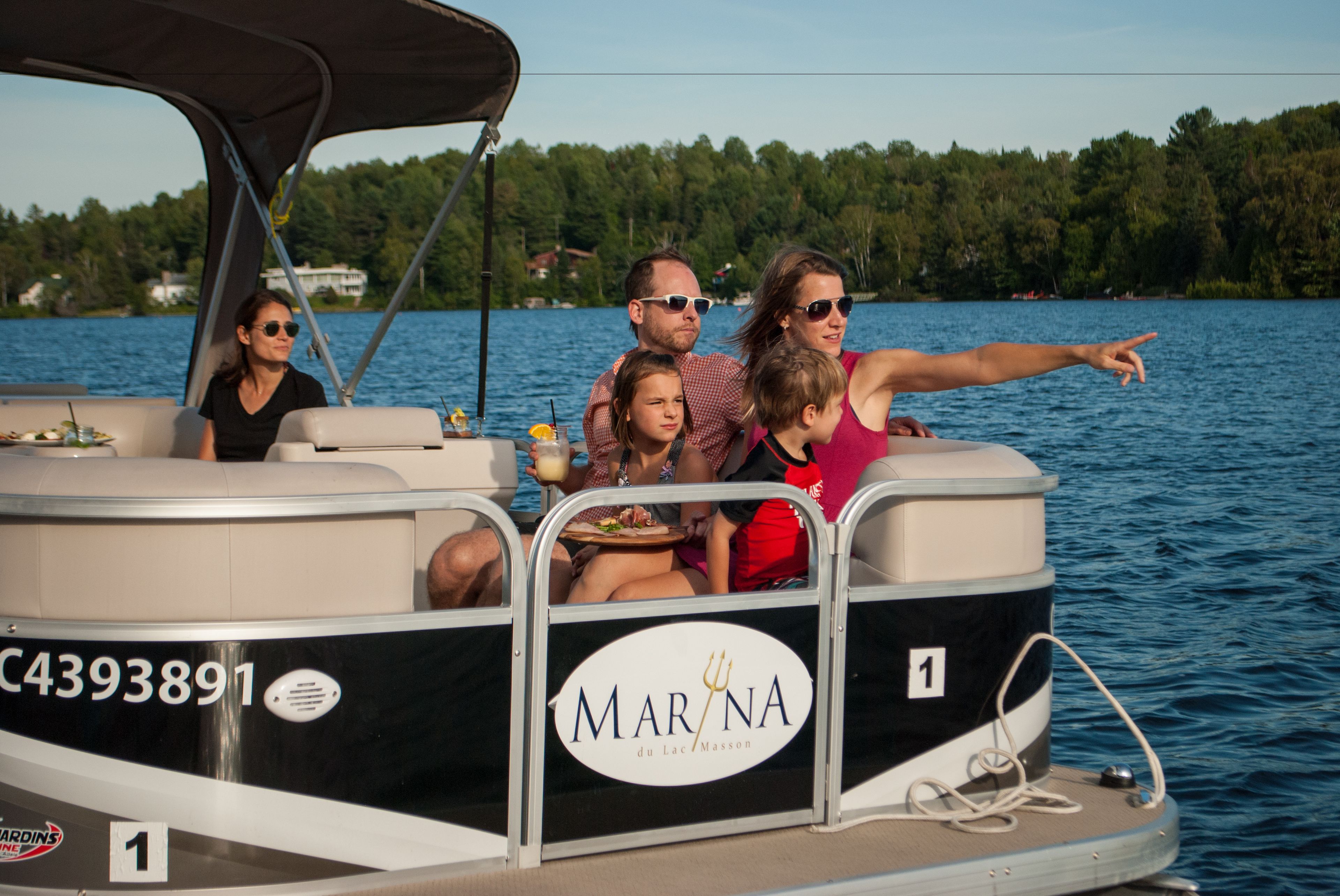 Un bateau portant le nom « MARINA du Lac/Masson » et dont on peut clairement voir le numéro de cabine, qui est le « 1 ».
