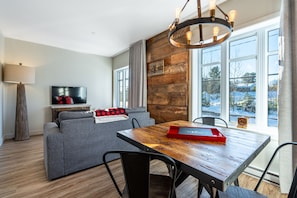 43-inch LED TV with cable channels, TV, fireplace - Le Viking Resort & Marina (Sainte-Marguerite-du-Lac-Masson)