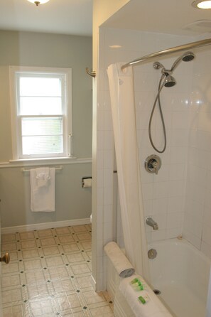 Maison Prestige, 4 chambres, vue sur le fleuve, sur l'eau | Salle de bain | Ensemble baignoire-douche, articles de toilette (gratuits)