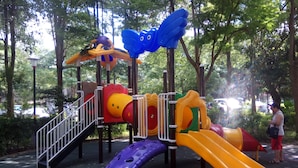 Un parque infantil con toboganes y estructuras para escalar.