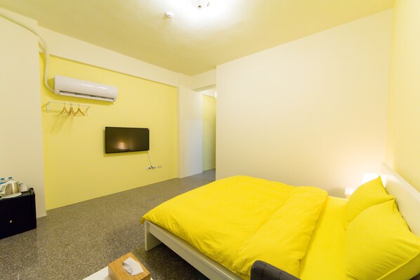 A room with a bed, an air conditioner, a flat-screen TV, and a small table with a box. - Nice Guanxi (Guanxi)